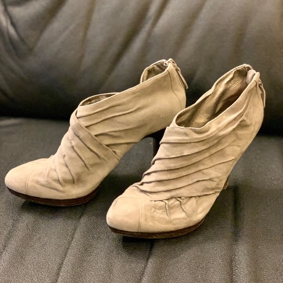Banana Republic suede gray heeled booties size 6.5 - Picture 4 of 4